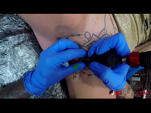 ❤️ Uiters getatoeëerde hottie Sully Savage het 'n tatoeëermerk op haar klitoris gekry ❤❌ Sluts op af.yh9n.top